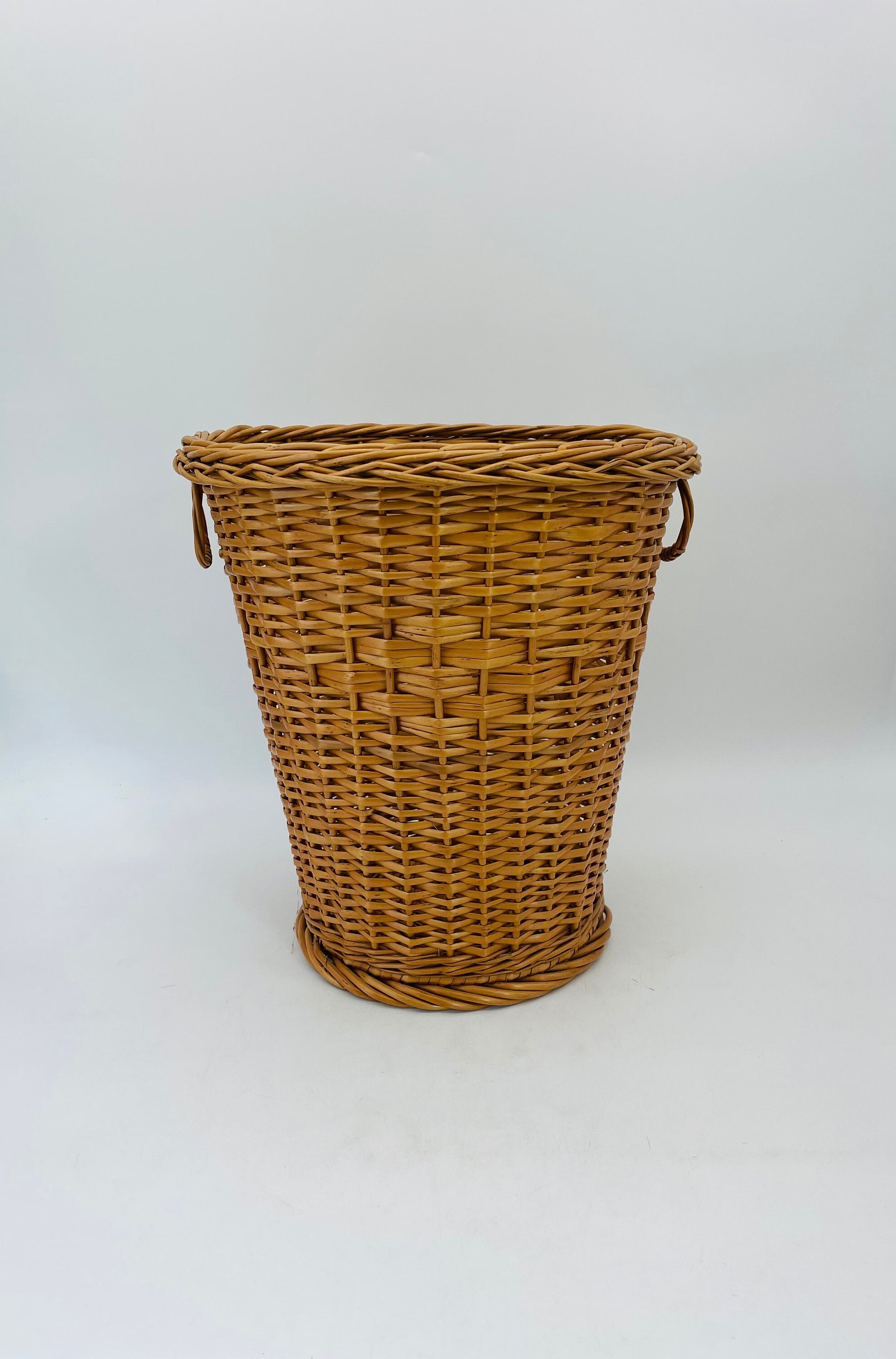 KOLWOVEN Wicker Trash Can with Lid in Bedroom, Bathroom - 3 Gallon Small  Trash Can in Office - Boho Woven Wicker Waste Basket - Office Garbage Cans  for Under Desk with Plastic Insert