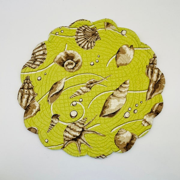 Reversible Seashell Round Machine Quilted Placemats with Scalloped Edges, Set o 2