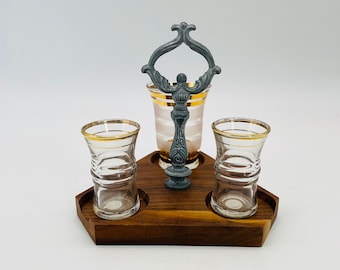 Conjunto de copos de shot de meados do século: utensílios de bar com listras douradas e suporte de madeira