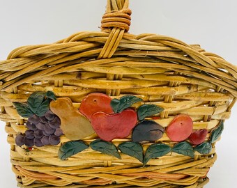 Joli panier en osier décoré de fruits/panier de récolte
