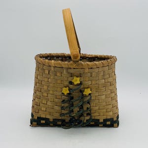 Vintage rieten en houtgeweven kerstmand met kerstboommotief
