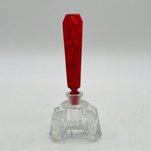 Flacone di profumo Art Déco ceco in vetro tagliato con applicatore rosso rubino.