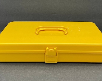 Wilson Plastic Thread and Bobbin Storage Case with Thread Assortment
