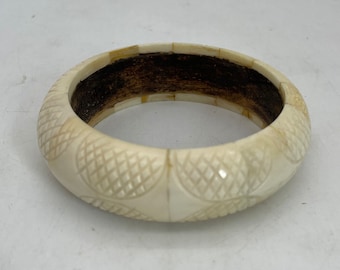 Bracciale rigido vintage in osso intagliato, interno in legno