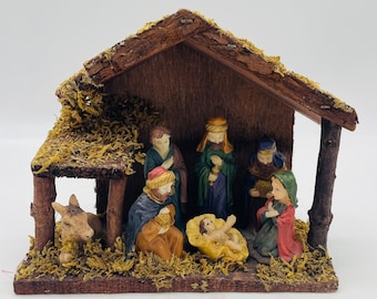 Presépio vintage Enesco, estábulo de madeira/musgo, figuras de cerâmica.
