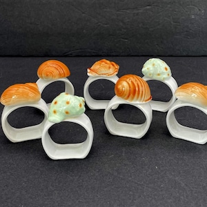 Conjunto de 7 porta-guardanapos vintage em porcelana fina com formato de concha.