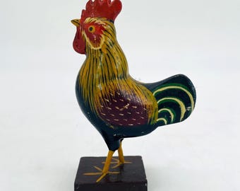 Figurka koguta z drewna, ręcznie malowana, 11,5 cm, w stylu folk art z połowy XX wieku