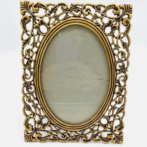 Vintage Gold Metal Ornate 5&quot; x 7&quot; Oval Cut Out Picture Frame