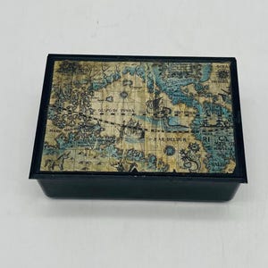Boîte à cigarettes fantaisiste en bakélite vintage - Serpent de mer, dragon, carte du monde licorne - Couvercle à charnière en métal - Japon