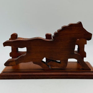 Estantería/soporte para cartas de madera maciza hecha a mano con forma de caballo y valla