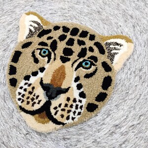 Hand Tufted Leopard Head Mini Rug Wall Hanging For Home Décor Living Room Kid Room Guest Room, Prefect Gift for Kids 35 X 35 Cm image 2