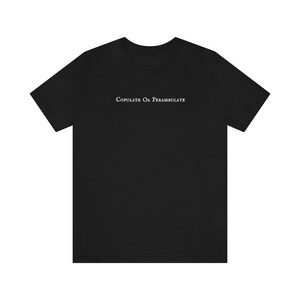 Może przedstawiać: Czarny T-shirt z białym tekstem, który brzmi "Kopulować lub spacerować"