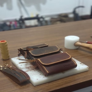 Cartera de mujer hecha a mano de cuero loco, bolso de cuero delgado de diseño, bolso de pulsera minimalista, bolso pequeño con cremallera, elegante llavero de regalo