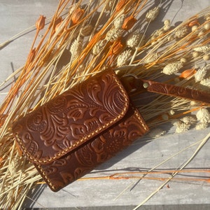 Monedero de piel tallada, pequeño y minimalista, con cremallera y correa para la muñeca, llavero de piel repujada, regalo de Navidad.