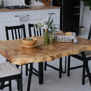 Prachtige eettafel gemaakt van één enkele houten plaat