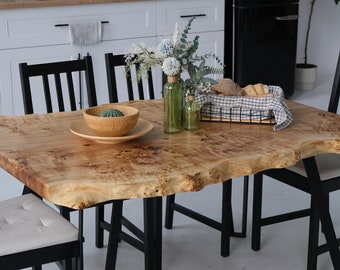 Prachtige eettafel gemaakt van één enkele houten plaat