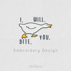 Könnte beinhalten: Ein Stickmuster mit einer weißen Gans mit orangefarbenem Schnabel und Füßen. Der Text lautet I. WILL. BITE. YOU. in einer dunkelgrauen serifenlosen Schrift. Unter der Gans stehen die Wörter Embroidery Design und Aika Stitch in Grau.