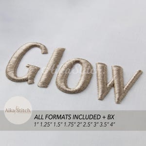 Peut inclure: Mot brodé "Glow" en fil marron clair sur tissu blanc. L'image comprend le texte "Aika Stitch" et "ALL FORMATS INCLUDED + BX" avec des options de taille de 2.5 cm à 10 cm.