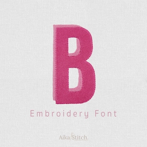 Op de afbeelding: Een close-up van een roze geborduurde letter "B" op een witte stoffen achtergrond. De letter heeft een 3D-effect met een lichtere roze omtrek. De tekst "Embroidery Font" en "Aika Stitch" staan eronder.