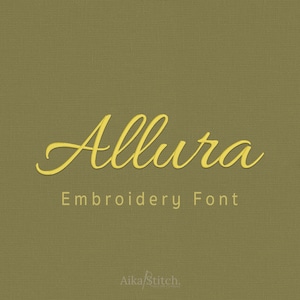 Peut inclure: Un graphique numérique présentant le mot Allura dans une police cursive jaune centrée sur un fond vert olive texturé. Sous l'écriture, le texte Embroidery Font est affiché dans une police jaune sans empattement, avec AikaStitch en bas.