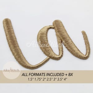 Puede incluir: Palabra "La" bordada en oro sobre fondo blanco. El texto "Aika Stitch" está en la esquina inferior izquierda. El texto "ALL FORMATS INCLUDED + BX" y tamaños de 3,8 cm a 10,2 cm están en la parte inferior.