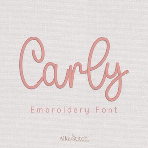 Op de afbeelding: Het woord Carly is geschreven in een roze, getextureerd borduurlettertype dat gestikte draad nabootst. Onder de naam staat de tekst Embroidery Font in een kleiner, eenvoudig lettertype, gevolgd door de merknaam Aika Stitch onderaan.