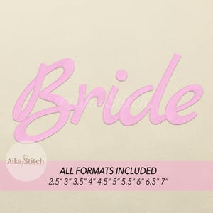 Puede incluir: Texto bordado rosa "Bride" en cursiva sobre fondo beige claro. Debajo, una pancarta rosa con "TODOS LOS FORMATOS INCLUIDOS" y tamaños de 6,35cm a 17,78cm. El logotipo de Aika/Stitch está en la esquina inferior izquierda.