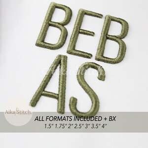 Puede incluir: Letras bordadas en verde oliva que deletrean "BEBAS" sobre un fondo blanco. También se muestra el texto "ALL FORMATS INCLUDED + BX" y tamaños de 3,8 cm a 10,2 cm. La marca "Aika/Stitch" es visible.