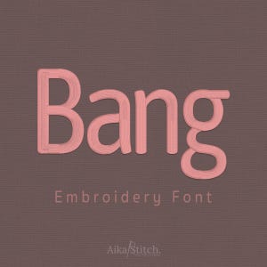 Op de afbeelding: Het woord Bang wordt weergegeven in een lichtroze, getextureerd lettertype in borduurstijl tegen een donker mauve achtergrond. Onder het woord staat de tekst Embroidery Font in een kleiner, lichtroze lettertype, gevolgd door Aika Stitch.