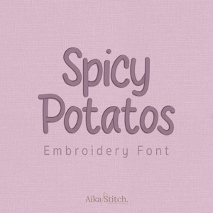 Op de afbeelding: Een digitale afbeelding met de tekst Spicy Potatos in een donkerpaars, afgerond, schreefloos lettertype, gecentreerd op een lichtlavendelkleurige, getextureerde achtergrond. Onder de hoofdtekst staan de woorden Embroidery Font in een kleiner lettertype.
