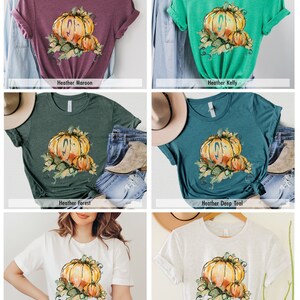 Może przedstawiać: Zestaw sześciu koszulek z nadrukiem akwarelowej dyni. Koszulki są dostępne w kolorach Heather Maroon, Heather Kelly, Heather Forest, Heather Deep Teal, White i Ash.