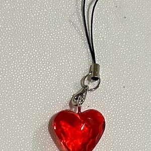 Roter Acryl-Herz-Handyanhänger: Accessoire für den Valentinstag