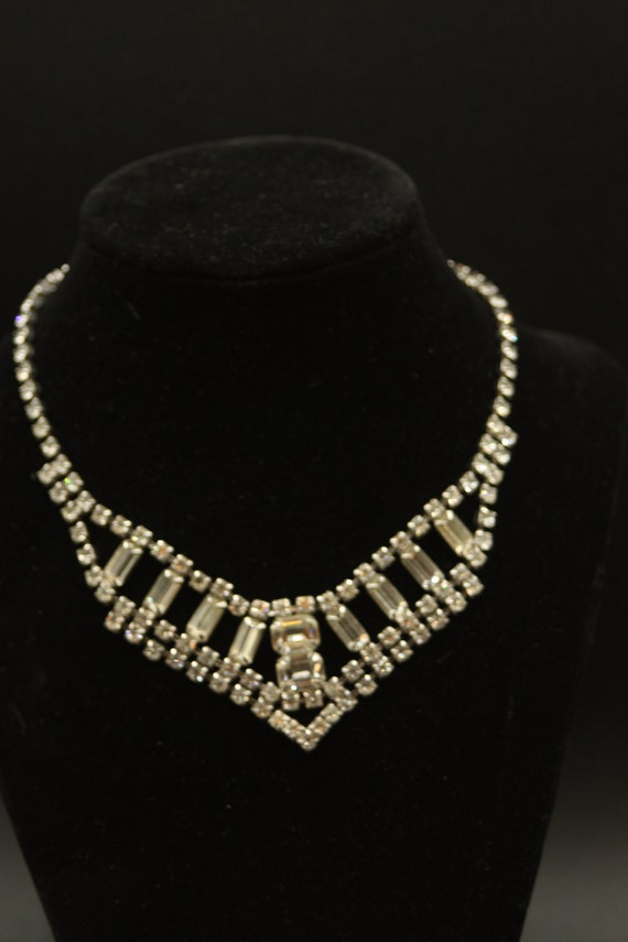 Lovely, unmarked 6" rhinestone necklace