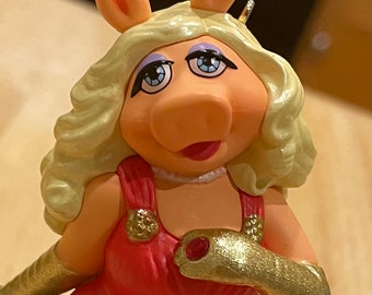 Miss Piggy, 2000s Muppets musical Keepsake Christmas ornament by Hallmark in MINT CONDITION, SEALED in box