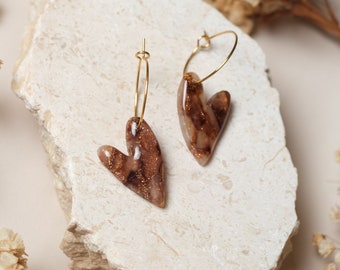 Boucles d'oreilles créoles coeur marron, bijoux en pâte polymère marbre, cadeau fait main pour elle