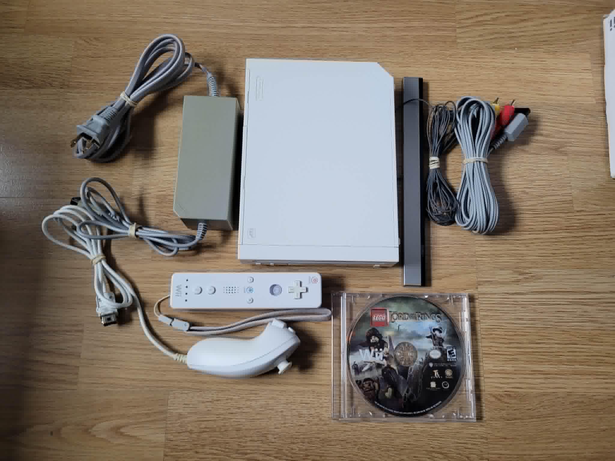 White Nintendo Wii Console + Lego Lord of the Rings + Remote