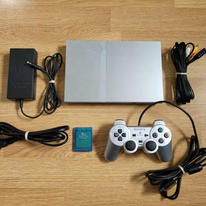Console Sony Playstation 2 Slim argent satiné + manette argent + câbles et carte mémoire *Testé et authentique*