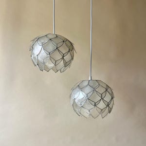 Paar vintage Lotus Capiz-schelphanglampen, globe-hanglampen