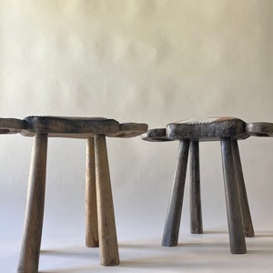 Coppia di sgabelli da mungitura in legno fatti a mano vintage