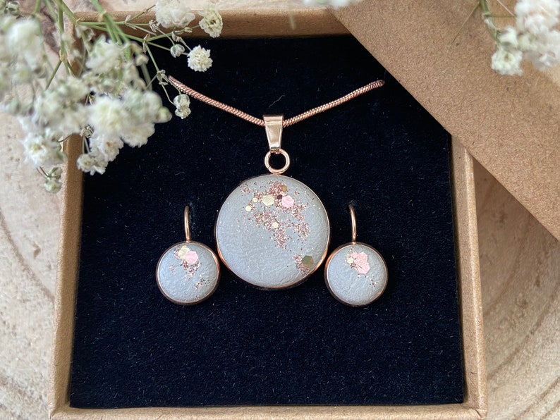 Rosegoldenes Beton Schmuck Set aus Edelstahl, Halskette Kettenanhänger und Ohrringe, hypoallergener Edelstahlschmuck TESS Bild 5