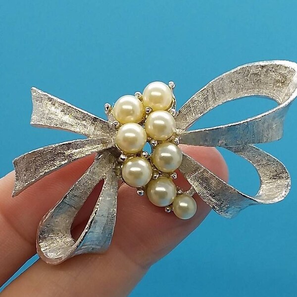 Jewelry, Brooch, Ribbon Brooch, Swags Of Silver Tone Metal, Shiney Brushed MetalTextured Finish, Eight Faux Pearls, Cluster Prong Set, 1950s