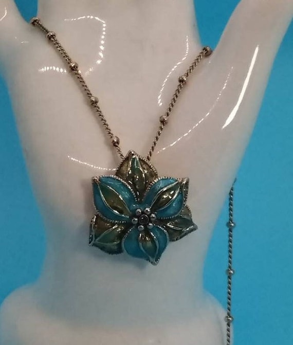 Jewelry, Necklace, Flower Pendant, Gold Tone Chain