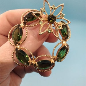 Jewelry, Brooch, Wreath, Gold Tone Textured Metal, Green Rhinestone, Applied Six Pedal Flower, Green Faceted Rhinestones Center, 1960s, vtg