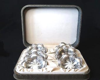 Sei piattini individuali antichi in argento sterling per frutta secca, in un'elegante confezione regalo.