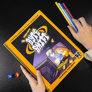 Könnte beinhalten: Ein spiralgebundenes Spielbuch mit dem Titel Byte Shift von Robin Metz, mit einem gelb-schwarzen Einband und einer Illustration einer Figur am Computer. Der Text lautet A Hacking Gamebook for Solo or Duel Play und Pagepunk Publishing.