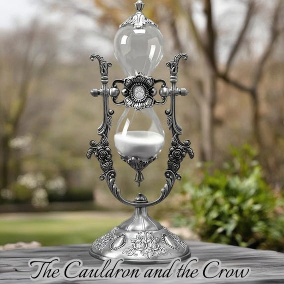 Old fashioned metal 15 minute Sand Timer