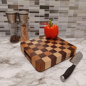 24x20x2,5 cm handgefertigtes Endkorn-Schachbrett-Schneidebrett mit seitlichen Rillen aus Ahorn und Walnuss