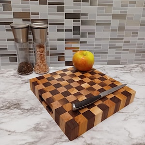 Handgefertigte Stirnholz Schachbrett Butcher Block Schneidebrett mit seitlichen Rillen aus Ahorn und Walnuss 9,75 x 9,5 x 1,5 cm Housewarming Geschenk