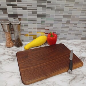 Tabla de cortar Master Griller Farmhouse Essentials hecha a mano con nogal de 15 x 9,5 x 0,5 pulgadas. Excelente regalo de inauguración de la casa hecho a mano.