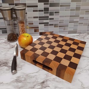 9.75x9.25x1.5 handgemachte Endkorn Schachbrett Butcher Block Schneidebrett mit seitlichen Rillen mit Ahorn und Walnuss Housewarming Geschenk